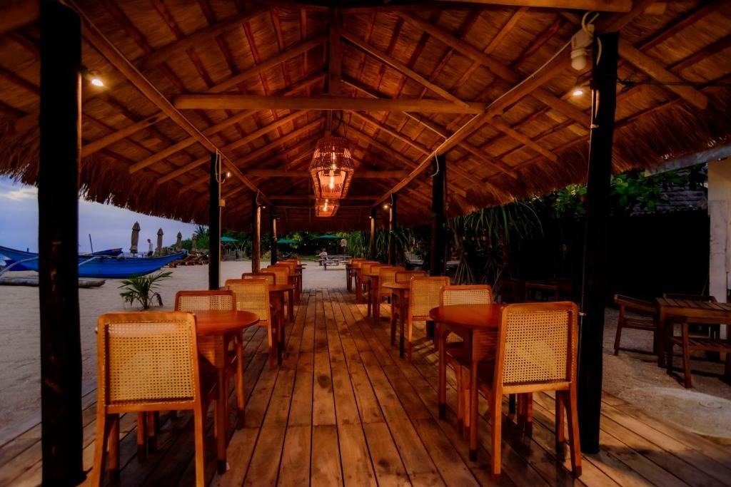 Dining at Shelter Beach